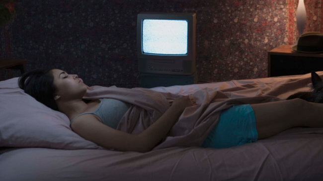 Можно ли спать с включенным телевизором? Фото.