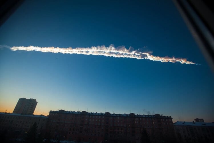 Как часто на Землю падают астероиды? След от Челябинского метеорита в атмосфере. Фото 2013 года. Фото.