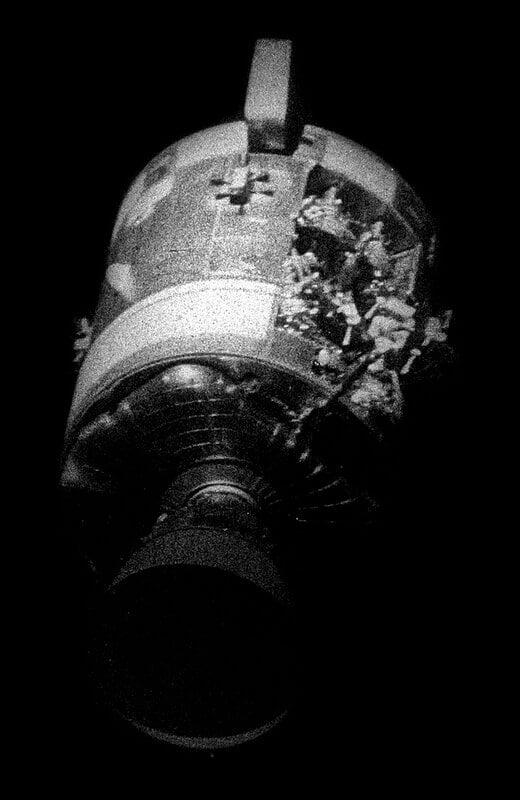 В ходе третьего полета к Луне могли погибнуть астронавты. Последствия взрыва. Фото.
