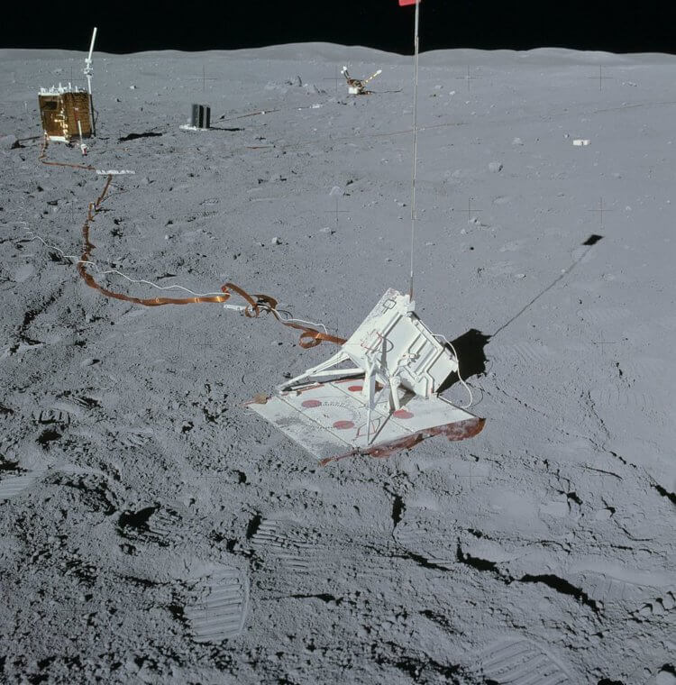 Пятая высадка на Луну – «Аполлон-16». На фото — миномет для активного сейсмического эксперимента. Фото.