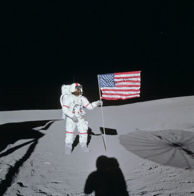 Третья высадка людей на Луну состоялась 5 февраля 1971 года. Шепард держит флаг. Фото.