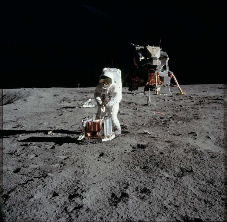 Первая высадка на Луну — «Аполлон-11». Олдрин разворачивает сейсмометр. Фото.