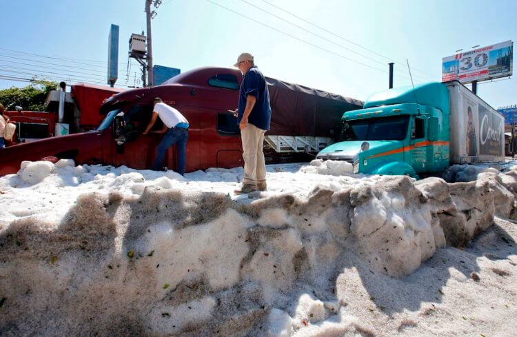 #фото | Жаркий мексиканский город Гвадалахара покрылся полутораметровым слоем льда. Город во льдах. Фото.