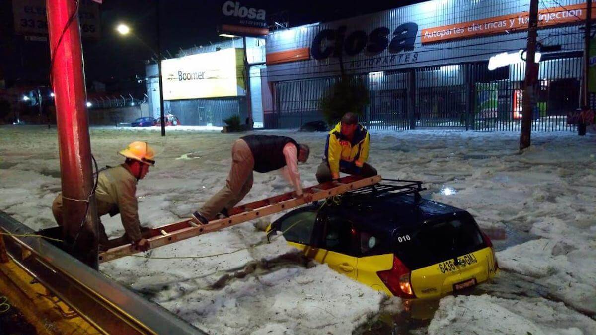 #фото | Жаркий мексиканский город Гвадалахара покрылся полутораметровым слоем льда. Город во льдах. Фото.