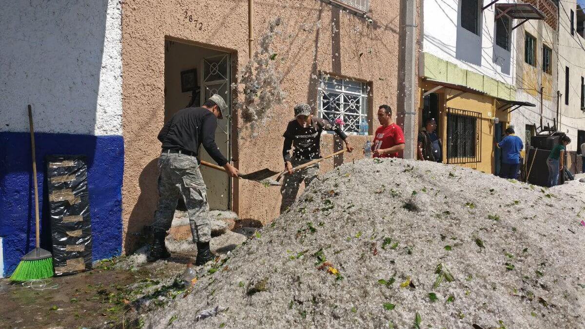 #фото | Жаркий мексиканский город Гвадалахара покрылся полутораметровым слоем льда. Город во льдах. Фото.