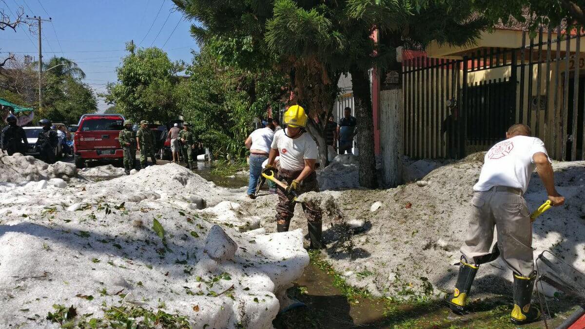 #фото | Жаркий мексиканский город Гвадалахара покрылся полутораметровым слоем льда. Город во льдах. Фото.