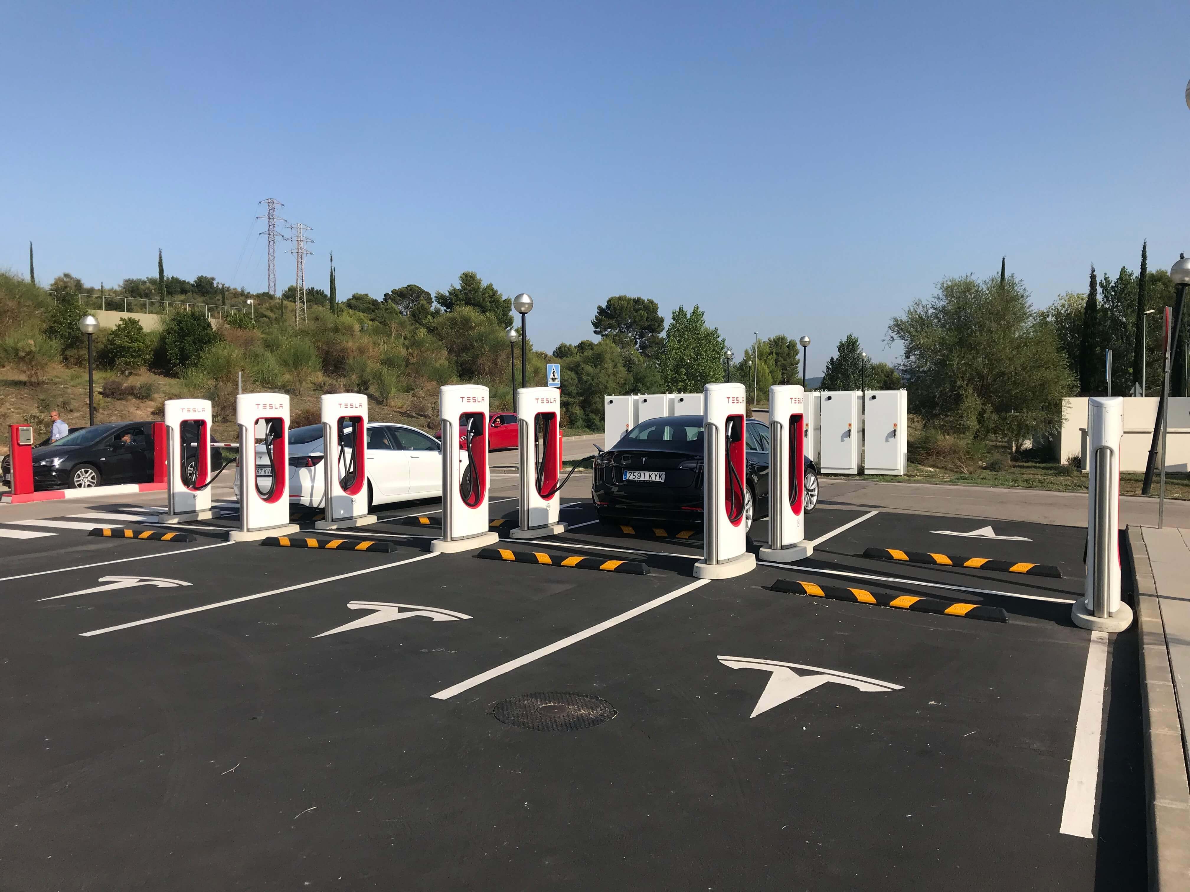 ни просто сидят час в машине и заряжаются (Испания, пригород Барселоны). Фото.