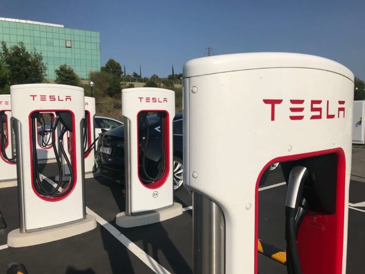 Как заряжать Tesla? Зарядная станция для автомобиля Tesla. Фото.