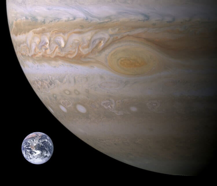 Самая большая планета в Солнечной системе. Сравнение размеров Юпитера и Земли. Фото.