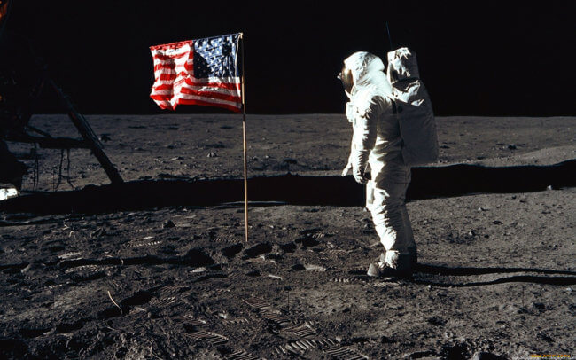 Оригинальные видеозаписи высадки «Аполлона-11» на Луну были проданы почти за 2 млн долларов. Фото.