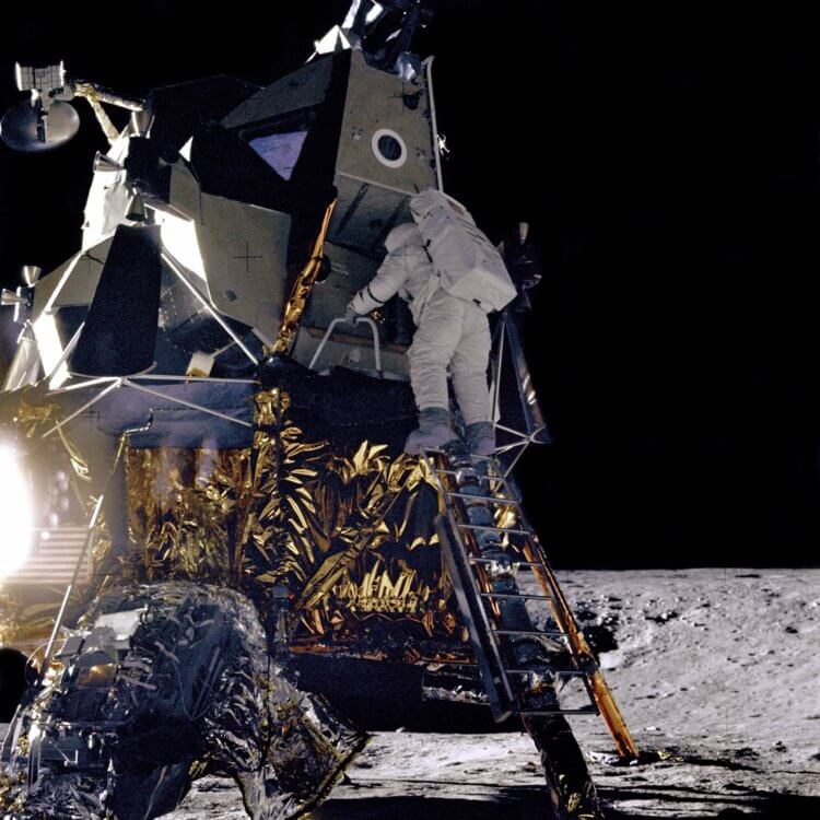 Вторая высадка на Луну «Аполлон-12». Алан Бин выходит из лунного модуля. Фото.