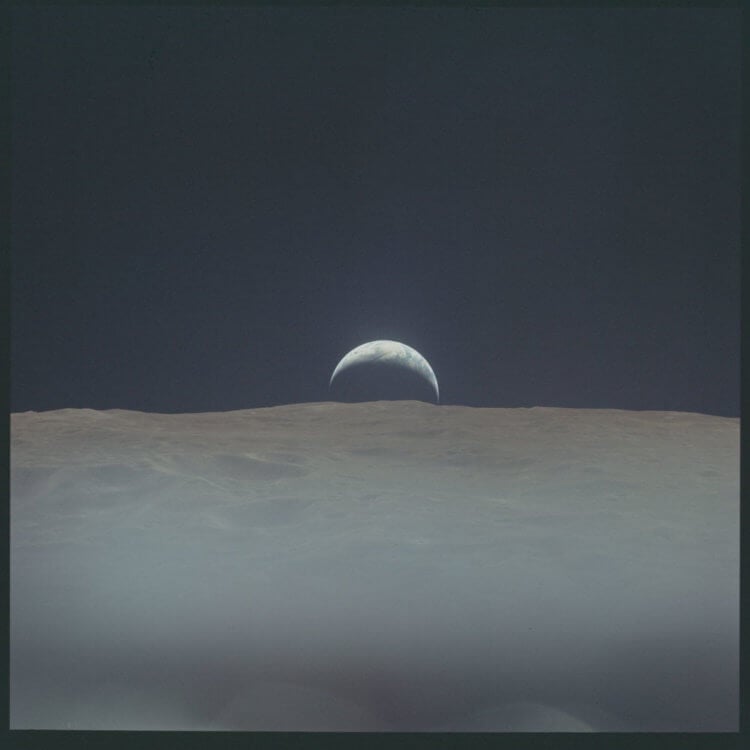 Вторая высадка на Луну «Аполлон-12». Вид на поверхность Луны из иллюминатора посадочного модул. Фото.