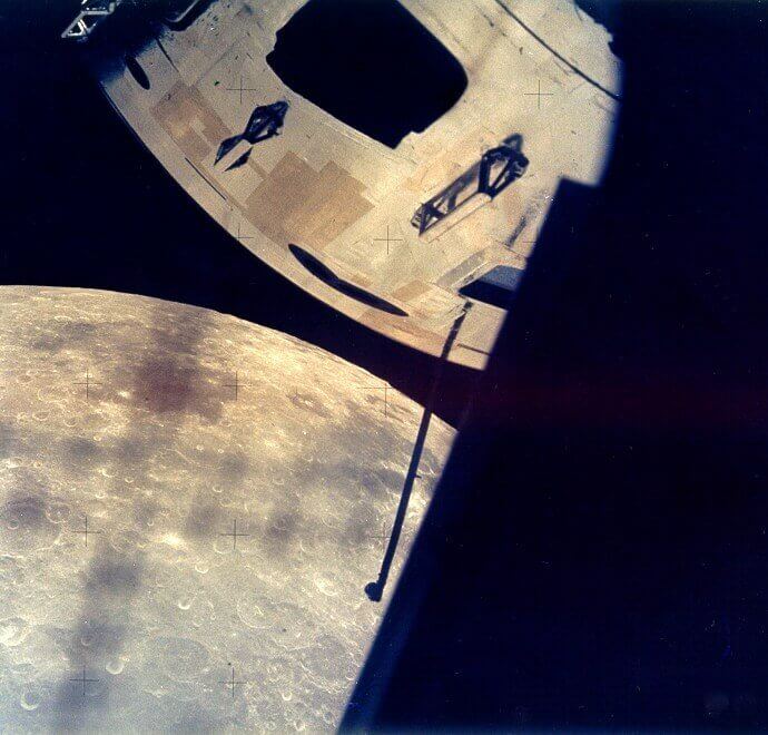 В ходе третьего полета к Луне могли погибнуть астронавты. Вид из корабля над поверхностью Луны. Фото.