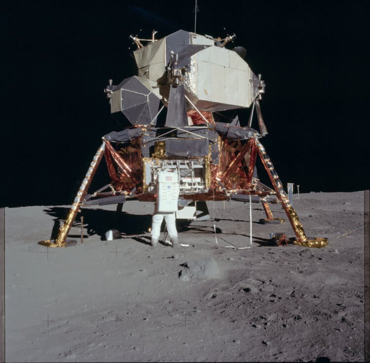 Первая высадка на Луну — «Аполлон-11». Аппарат на Луне. Фото.