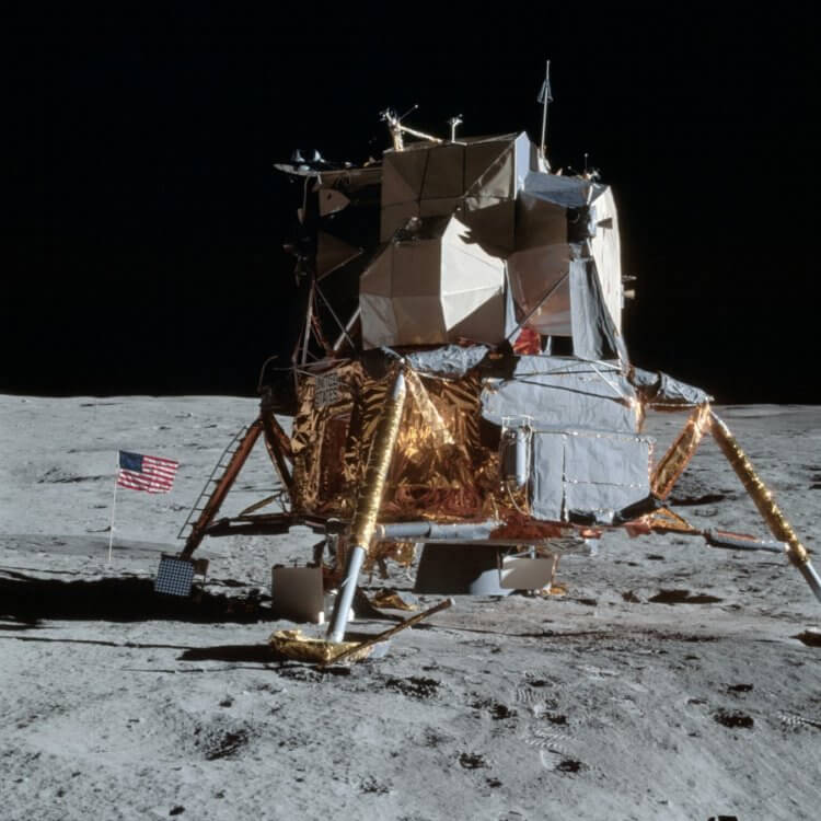 Компьютер, посадивший американцев на Луну, был в 25 миллионов раз слабее iPhone. Полет на Луну. Фото.
