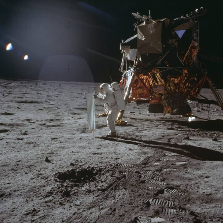 5 самых популярных мифов о первой высадке человека на Луну. Почему посадочный модуль не оставил кратера? Фото.