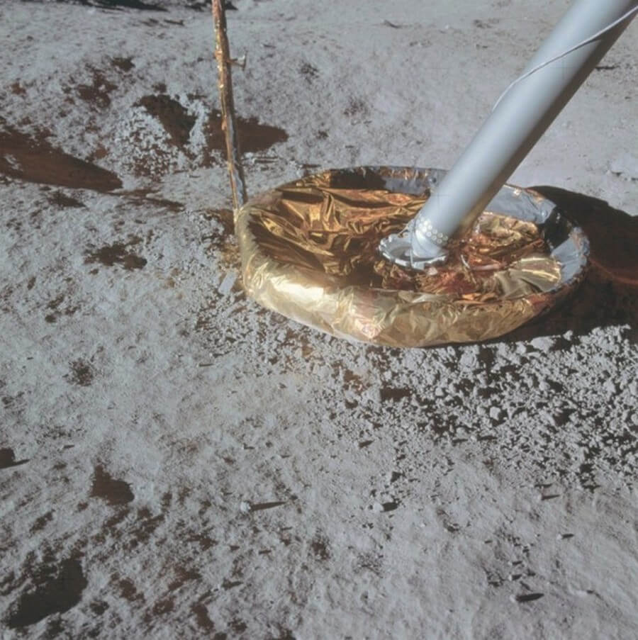 5 самых популярных мифов о первой высадке человека на Луну.. Почему посадочный модуль не оставил кратера?. Фото.