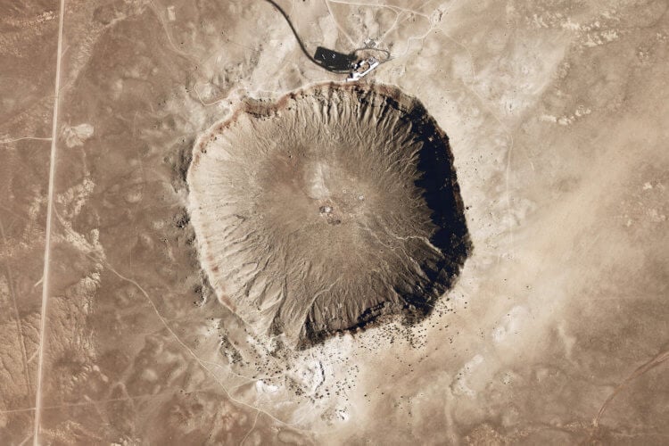 Какая вероятность того, что на Землю упадет астероид? Аризонский кратер. Один из крупнейших метеоритных кратеров на Земле: диаметр 1219 метров, глубина 229 метров. Фото.