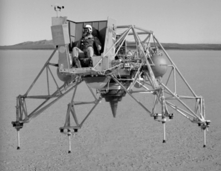 Что общего между американским тренажером для посадки на Луну и советским турболетом 1955 года. Кто был первым на Луне? Фото.