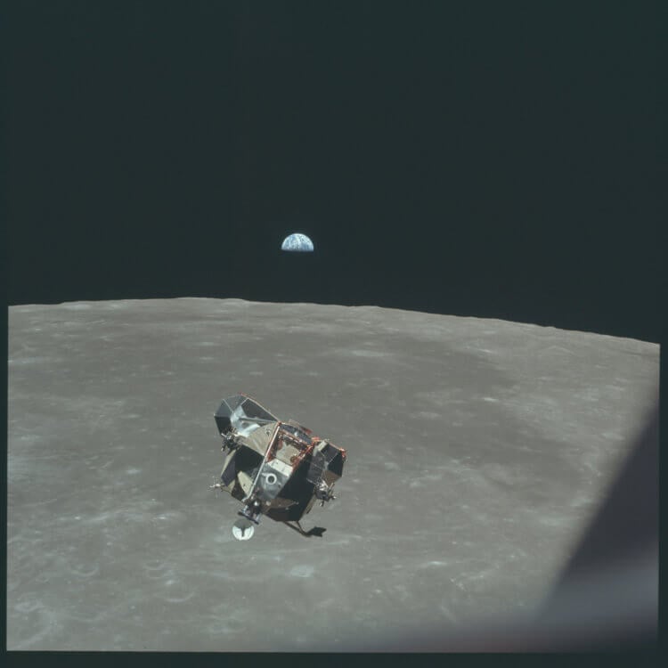Первая высадка на Луну — «Аполлон-11». Лунный посадочный модуль «Аполлон-11» после взлета с Луны приближается к командному модулю, ожидавшему его на орбите. Фото.