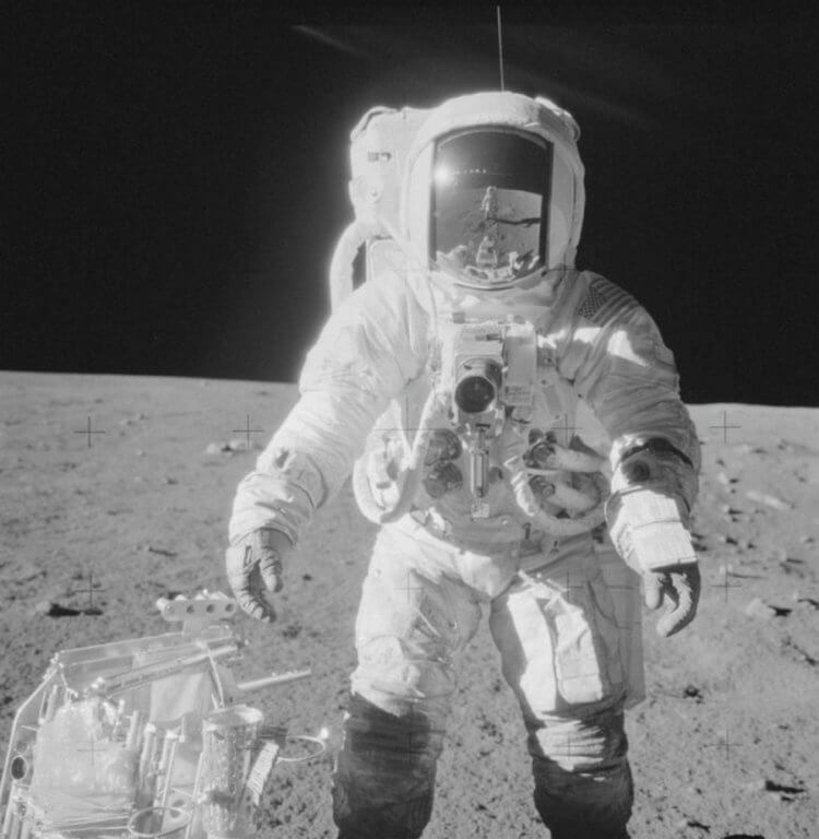 5 самых популярных мифов о первой высадке человека на Луну. Где камера в отраженной фотографии? Фото.