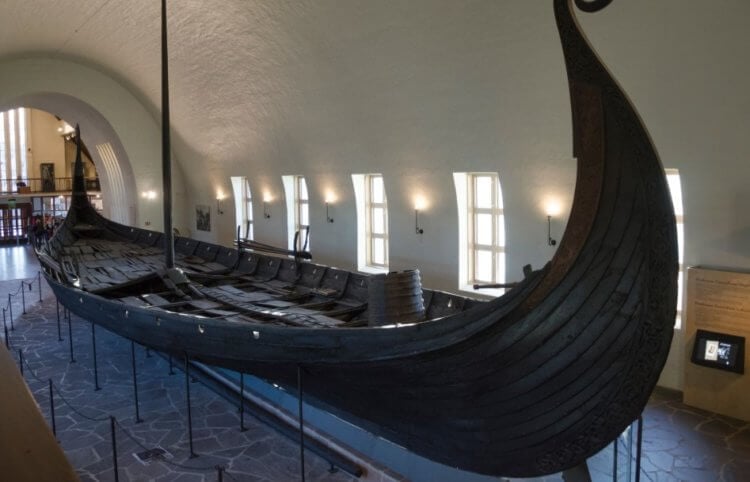 В Швеции нашли необычный корабль викингов с мертвыми телами и драгоценностями. Фото.