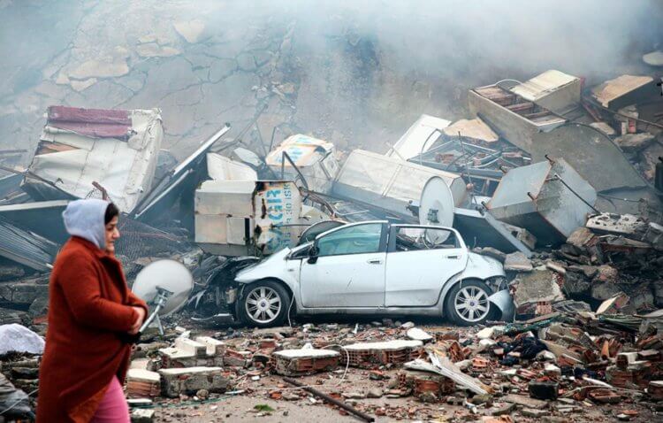Землетрясение в Турции в 2023 году. Землетрясение в Турции разрушило дома, уничтожило автомобили и стало причиной гибели тысяч людей. Фото.