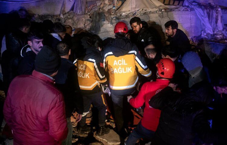 Землетрясение в Турции в 2023 году. Спасатели пытаются вызволить людей из-под рухнувших зданий. Фото.