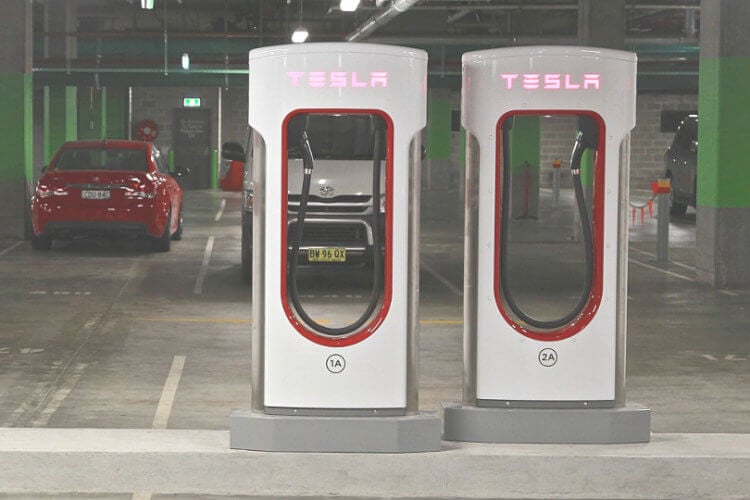 Как заряжать Tesla в торговом центре. Где-то все же можно найти быструю зарядку — правда, она зачастую ограничена 120 кВт (V1). Фото.