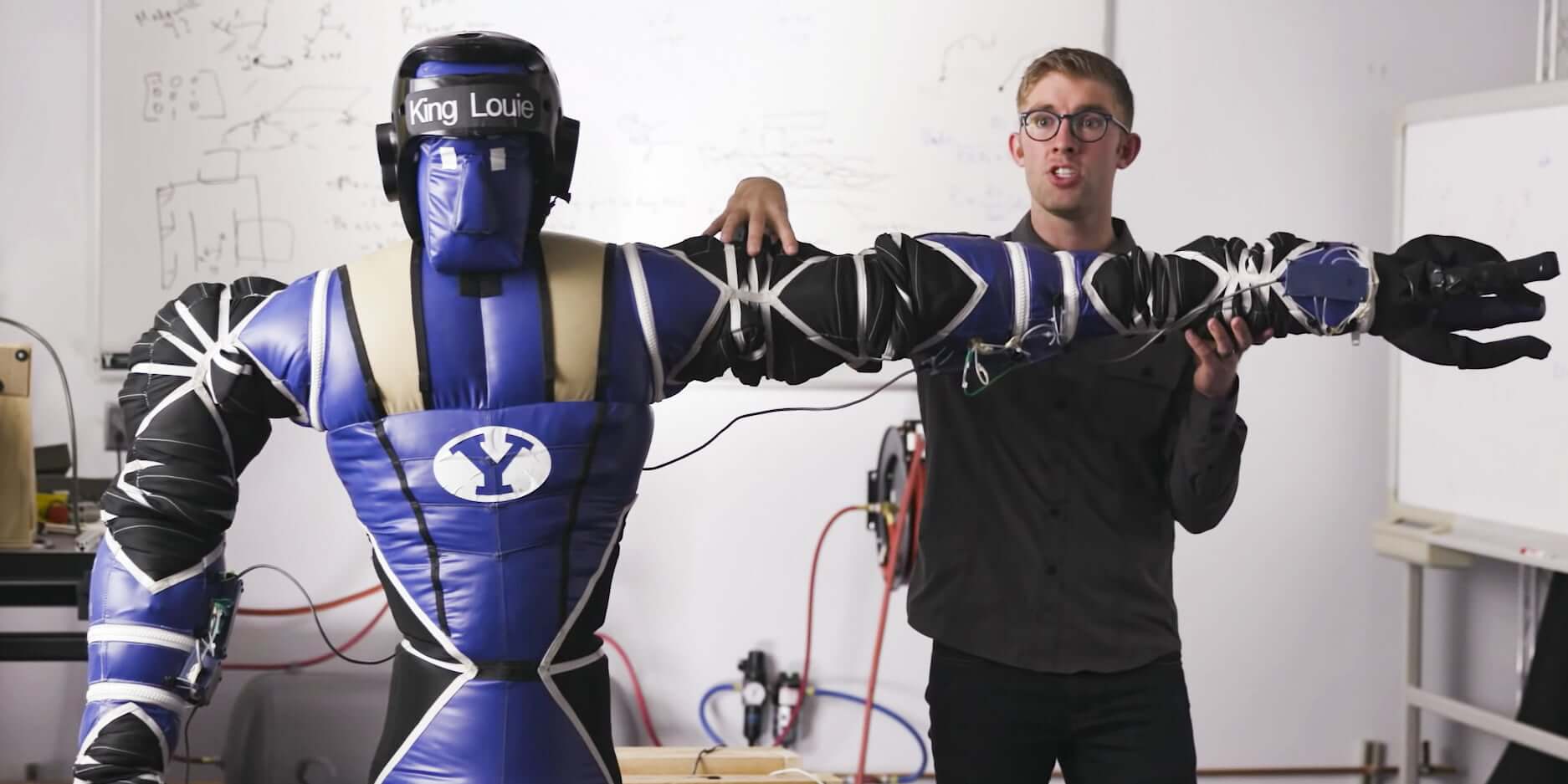 Российский робот FEDOR попросил поменять ему имя и завел твиттер.. Что там у США?. Фото.