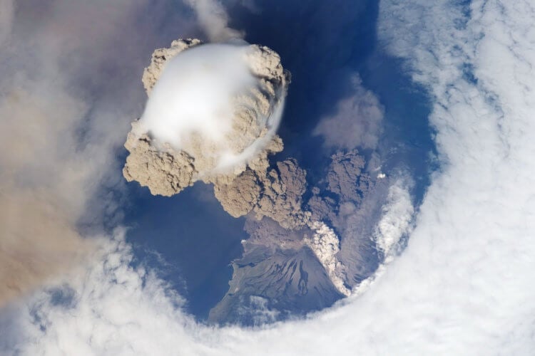 Проснувшийся от 100-летнего сна вулкан уничтожил все живое вокруг. Как взрывается спящий вулкан? Фото.