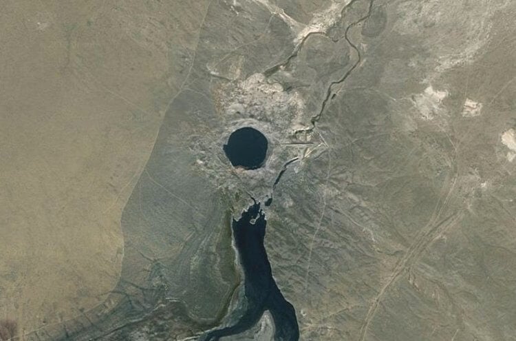 Как создавалось атомное озеро Чаган. Спутниковый снимок озера Чаган (круглый кратер). Фото.