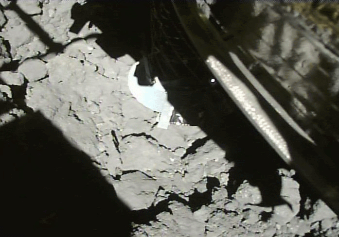 Японский космический аппарат второй раз сел на астероид Рюгу. Как появилась Вселенная? Фото.