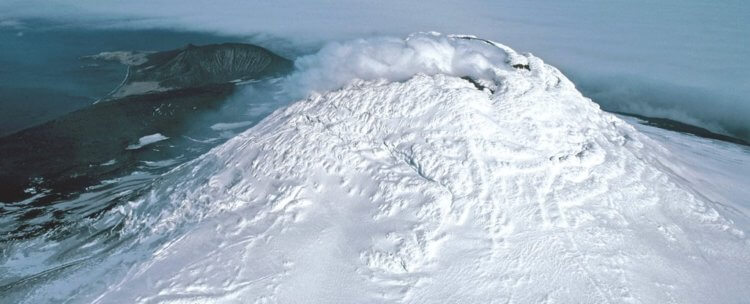 Рядом с Антарктидой обнаружен очень редкий вид вулкана. В чем его особенность? Фото.
