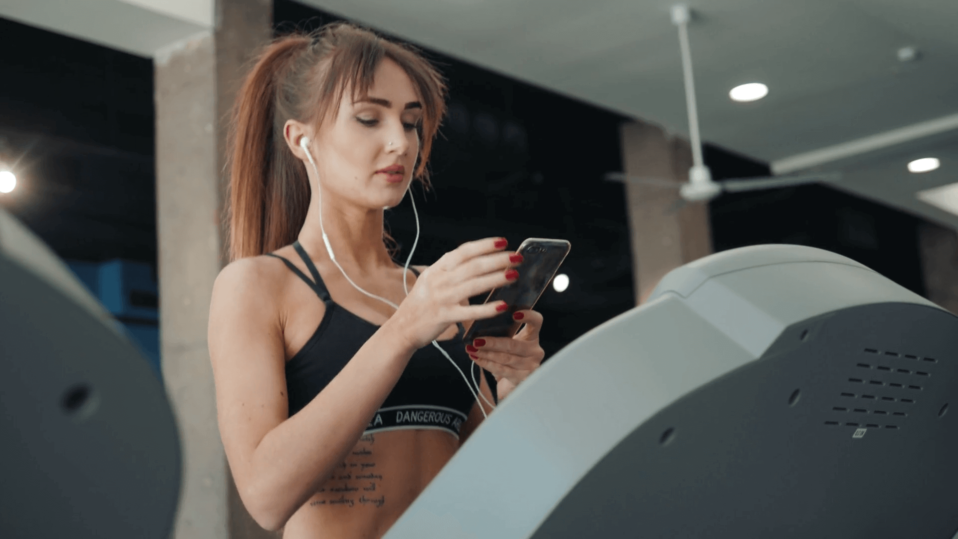 Почему лучше оставлять телефон в раздевалке при занятиях спортом.. Как смартфон влияет на физические упражнения.. Фото.