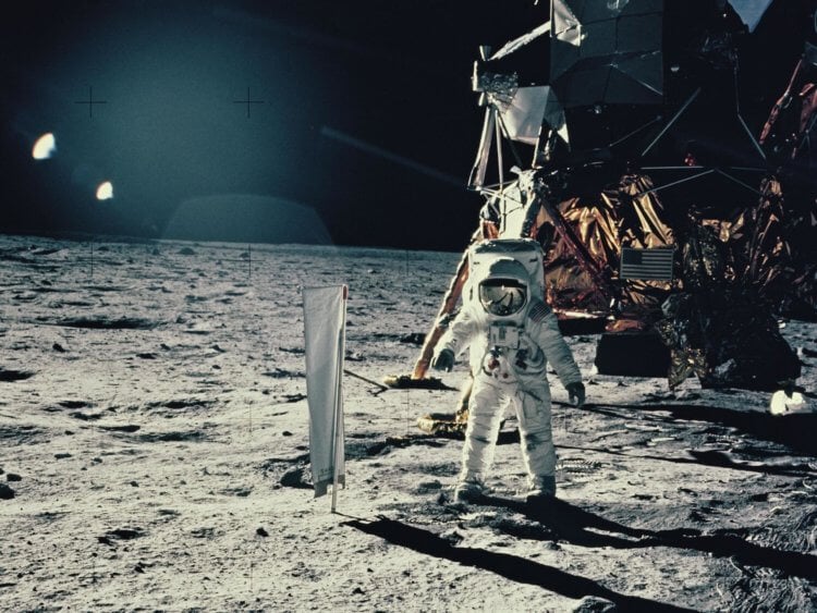 Сколько раз люди высаживались на Луну? Как думаете, должен ли быть человек на луне? Фото.