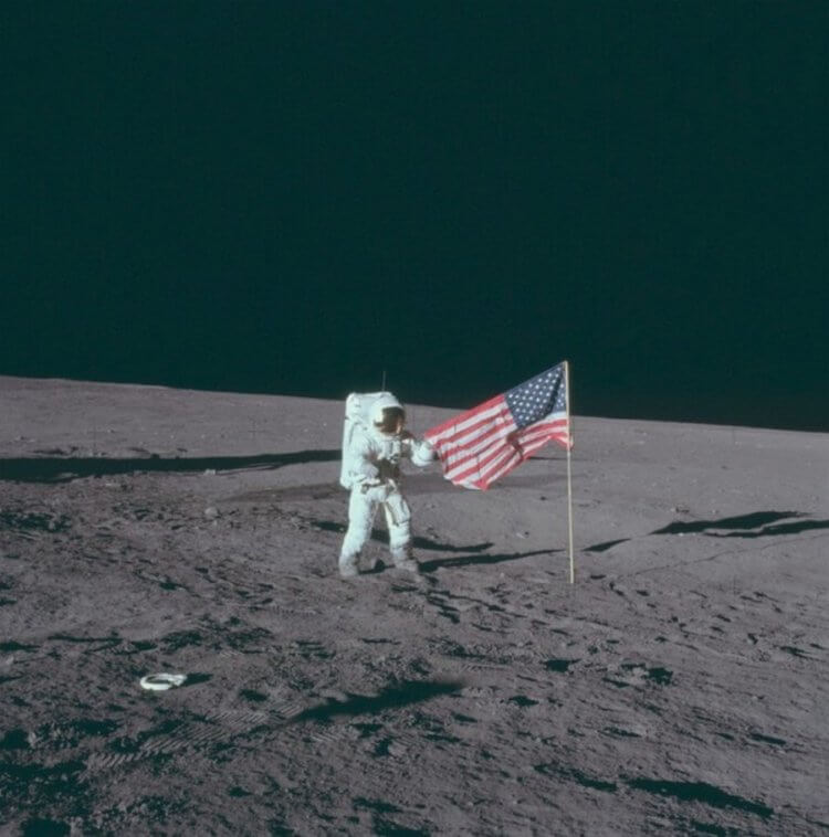 5 самых популярных мифов о первой высадке человека на Луну. Почему американский флаг колышется на ветру? Фото.