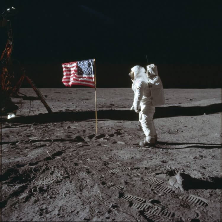 5 самых популярных мифов о первой высадке человека на Луну. Почему американский флаг колышется на ветру? Фото.