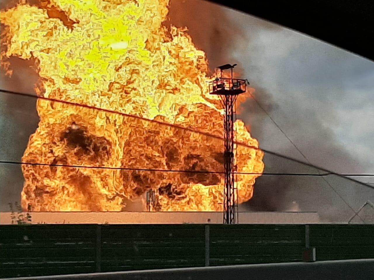 Пожар в чзо 2020. 22. Горящий поезд, пожарные. Пожар в выхино сейчас. Пожар на складе озон.