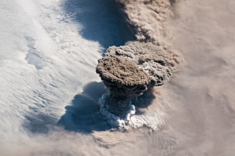 Проснувшийся от 100-летнего сна вулкан уничтожил все живое вокруг. Фото.