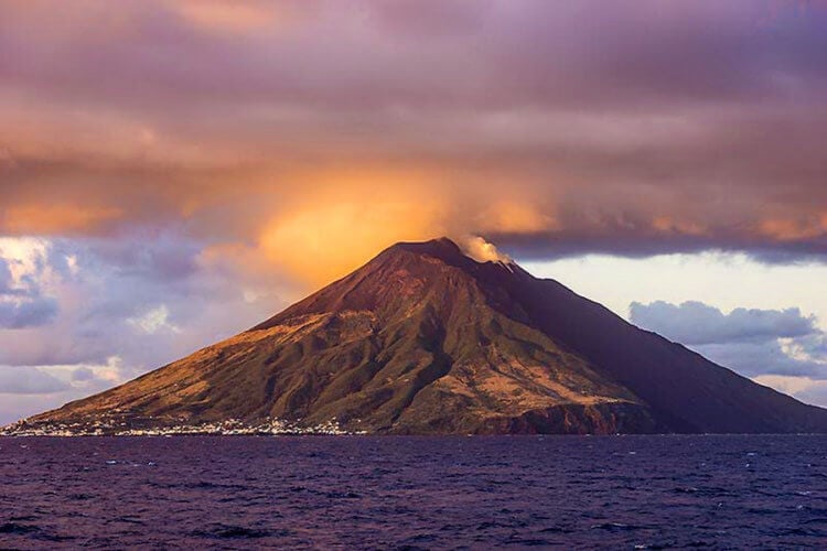 Проснувшийся от 100-летнего сна вулкан уничтожил все живое вокруг - Hi .