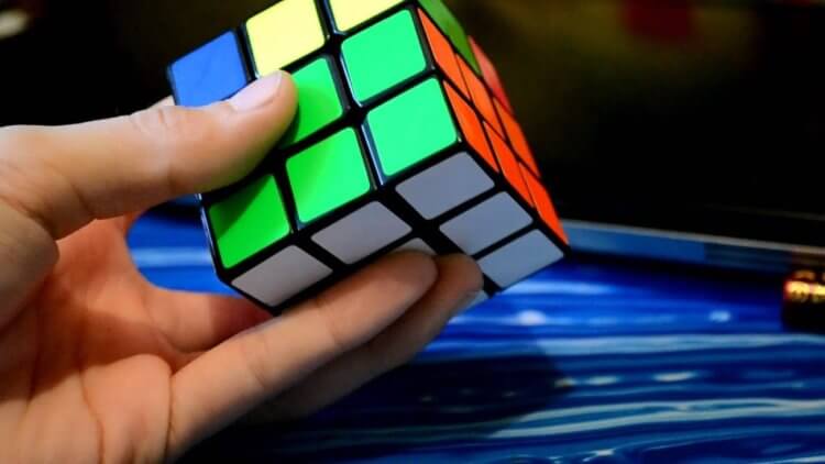 Сможет ли ИИ собрать кубик Рубика быстрее человека? Фото.