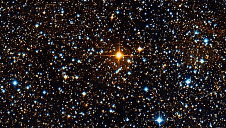 Самая большая звезда во Вселенной. Глубокий бездонный космос. Фото.