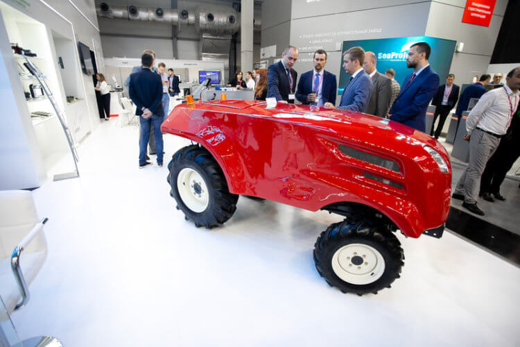 В России показали первый беспилотный трактор. Как работает трактор? Фото.