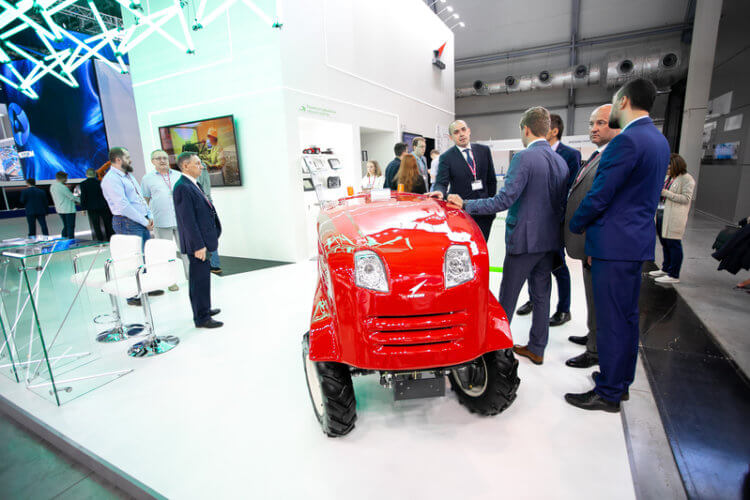 В России показали первый беспилотный трактор. Как работает трактор? Фото.