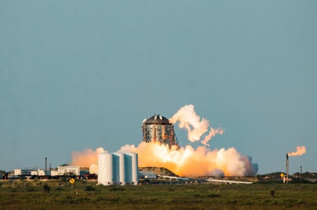 Прототип космического корабля компании SpaceX снова загорелся во время испытаний. Фото.