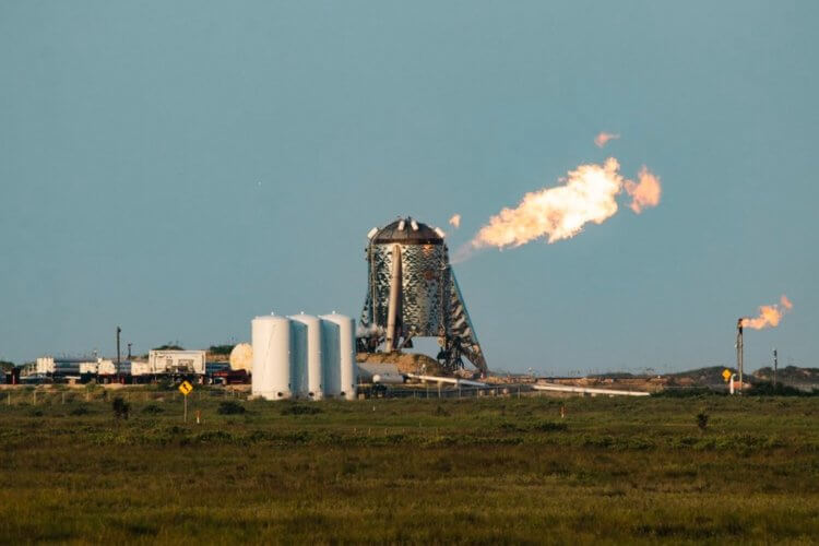 Прототип космического корабля компании SpaceX снова загорелся во время испытаний. Новая неудача SpaceX. Фото.