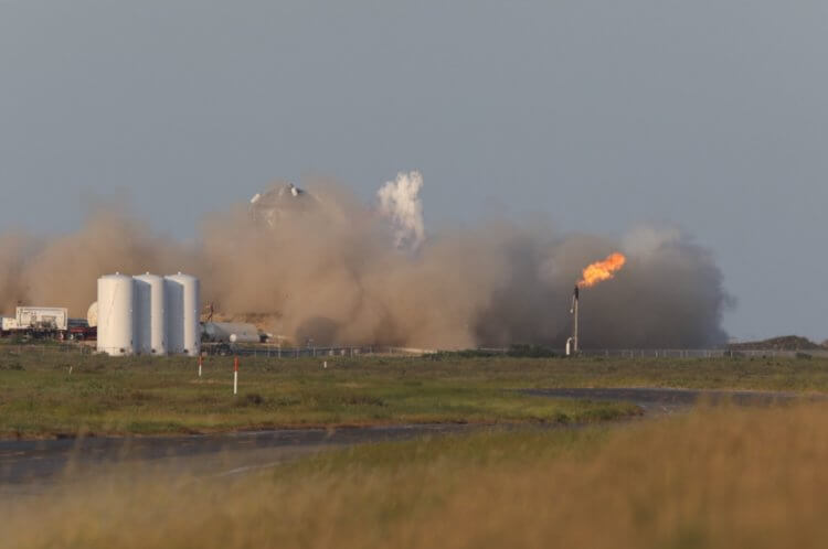 Прототип космического корабля компании SpaceX снова загорелся во время испытаний. Новая неудача SpaceX. Фото.