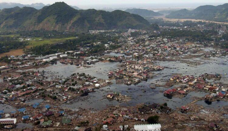 Самое смертоносное землетрясение в современной истории произошло в Индийском океане. Последствия цунами на острове Суматра. Фото.