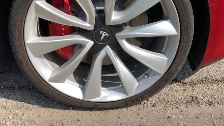 Замена колеса на Tesla Model 3 будет стоить вам…. Сколько стоит замена колес для автомобилей Tesla. Фото.